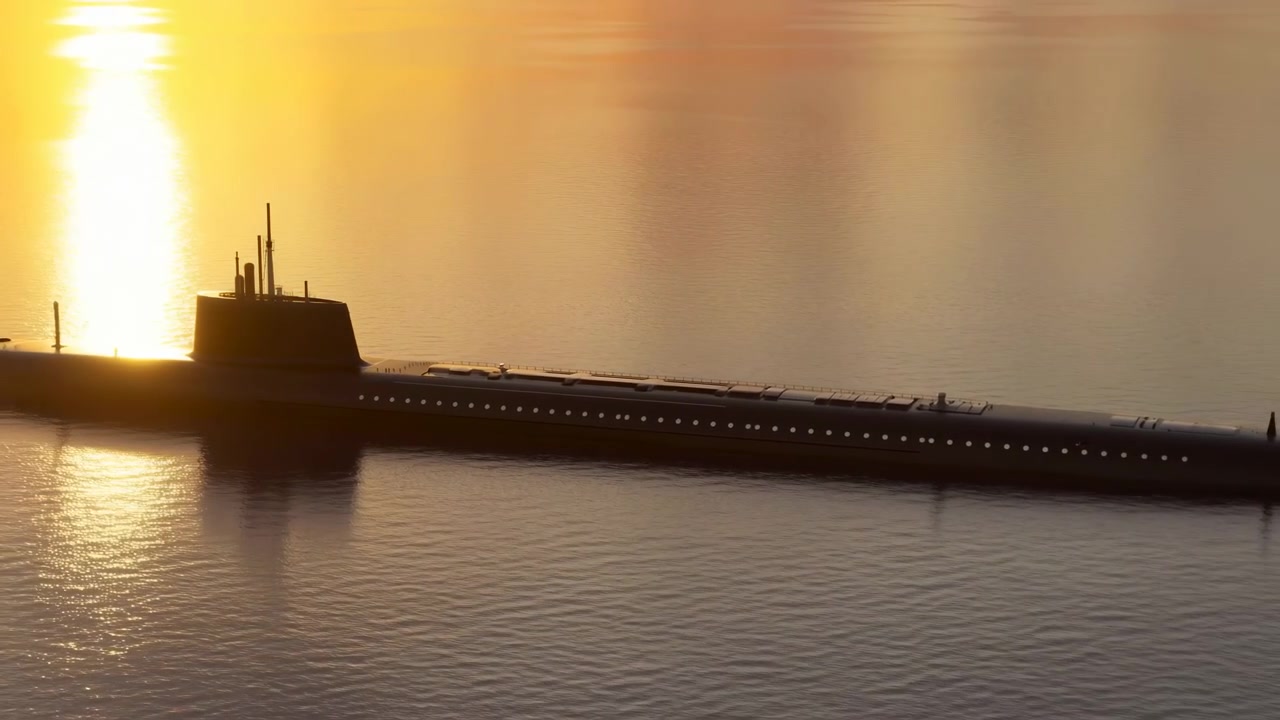 Длинная подводная лодка движется по спокойной открытой воде в темном силуэте, с теплым светом заката, отражающимся на поверхности, и светящимся горизонтом на заднем плане