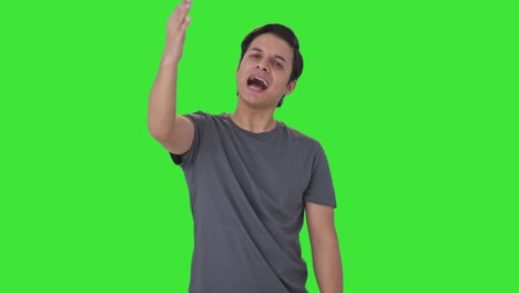 hombre indio feliz señalando y llamando a alguien pantalla verde