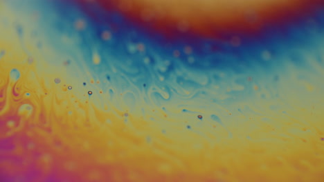 toma fascinante de un líquido multicolor moviéndose a través del marco, cambiando de color.