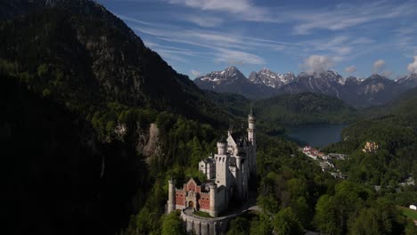 el castillo de neuschwanstein visto desde el aire