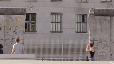 Touristen,-Die-An-Einer-Lücke-In-Der-Berliner-Mauer-Vorbeigehen