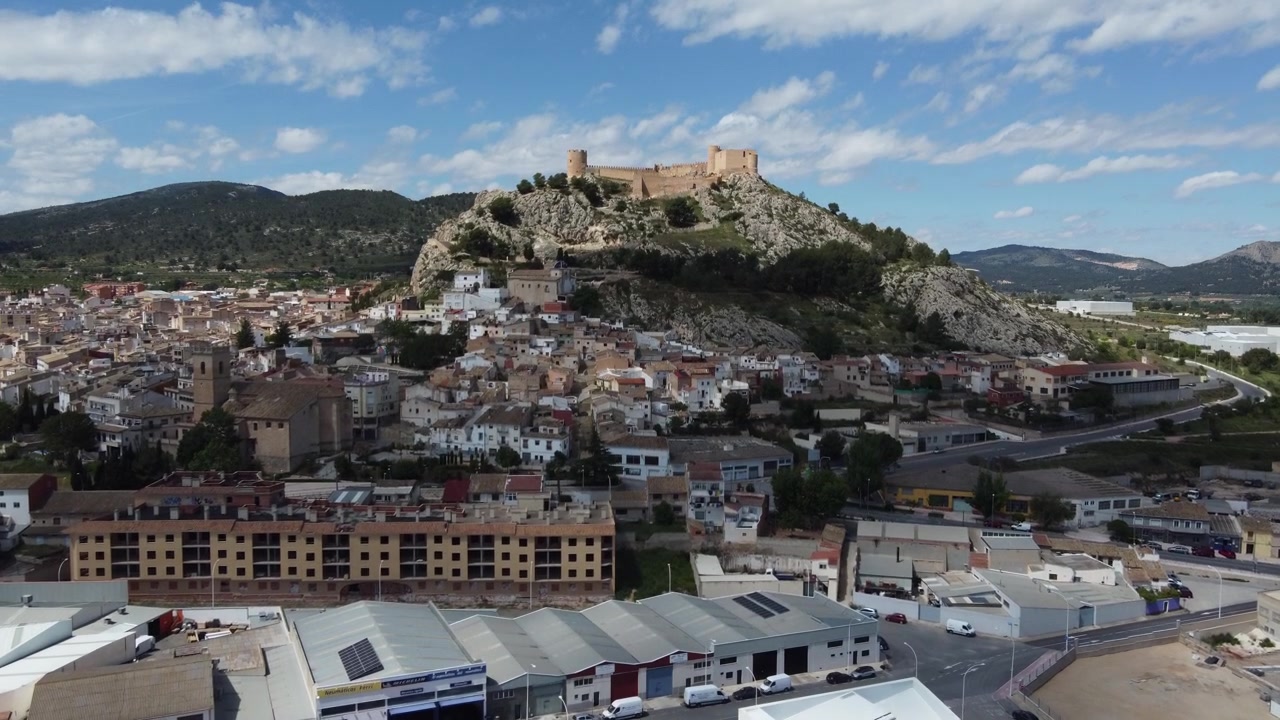Volando sopra la zona industriale di Castalla verso il castello islamico. Spagna.