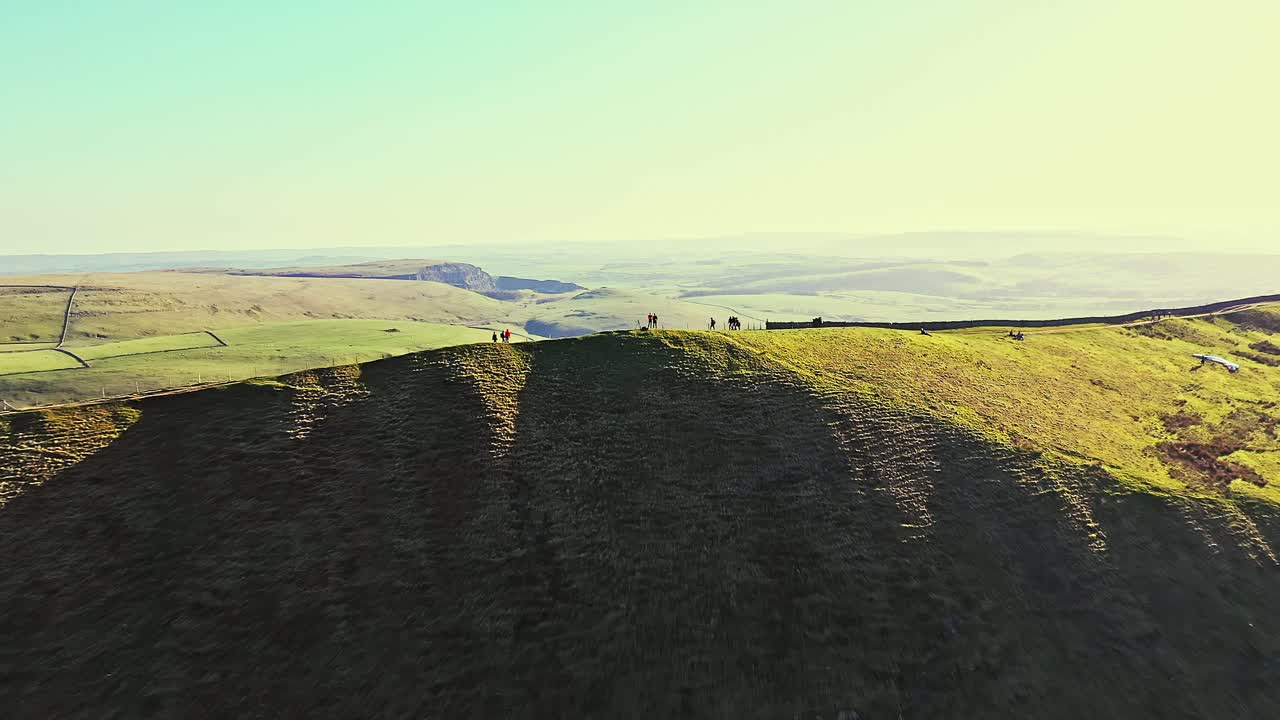가파른 능선을 따라 걷는 장엄한 공중 일몰 전망 등산객