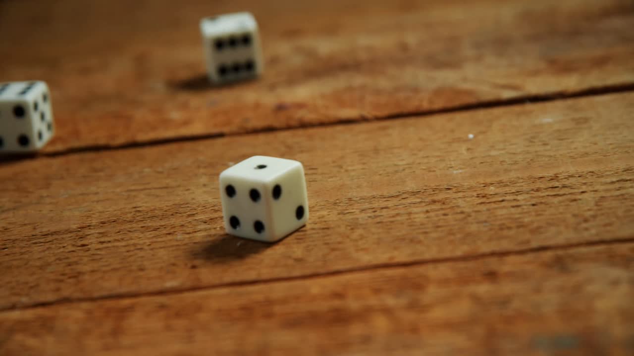 los dados se están jugando en la mesa 4k