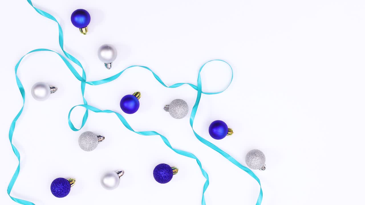 파란색 크리스마스 장식품과 리본이 색 테마에 나타납니다.