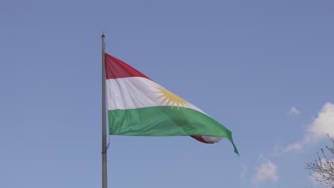 Eine-Irakische-Flagge-Weht-Und-Weht-Im-Wind---Isoliert-In-Zeitlupe