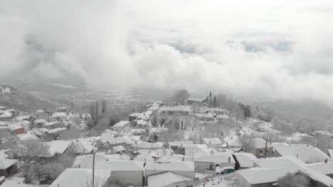 Luftaufnahmen-über-Schneebedeckten-Bergen,-Traditionelles-Dorf-In-Griechenland-7