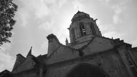 église saint etienne le vieux en noir et blanc