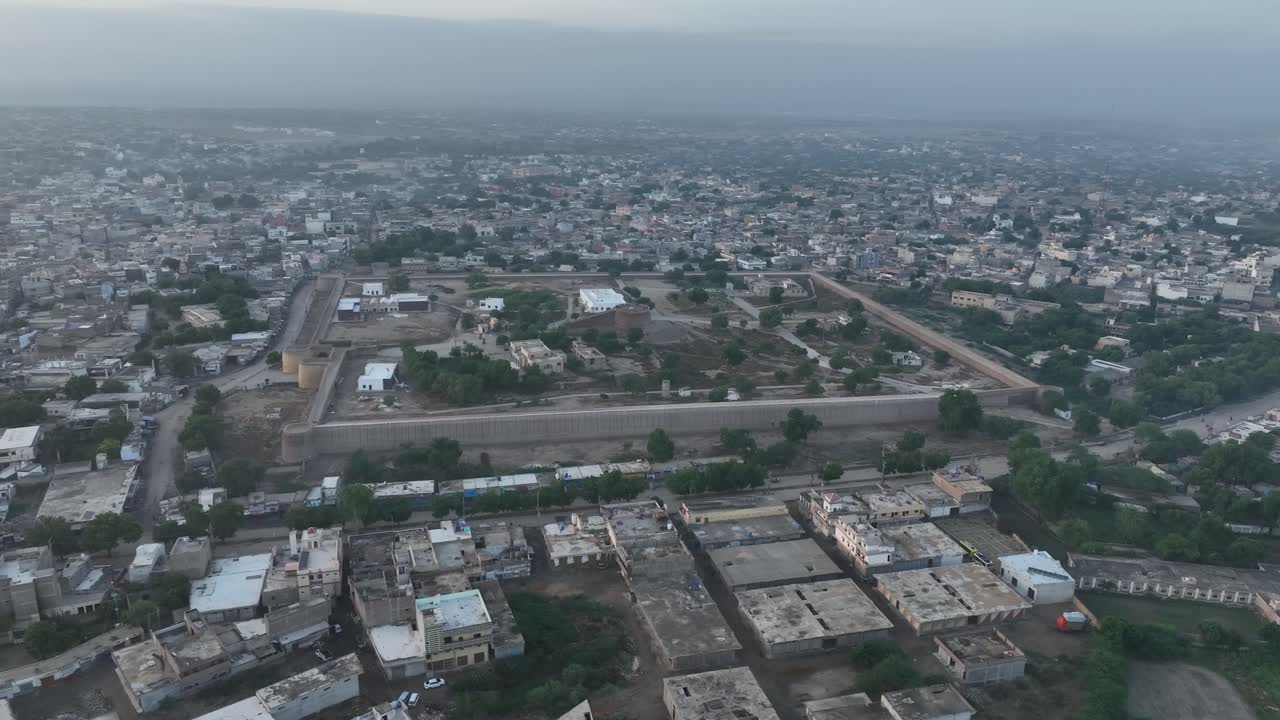 un avión no tripulado gira sobre la ciudad de umerkot en tharparkar, pakistán en una noche nublada