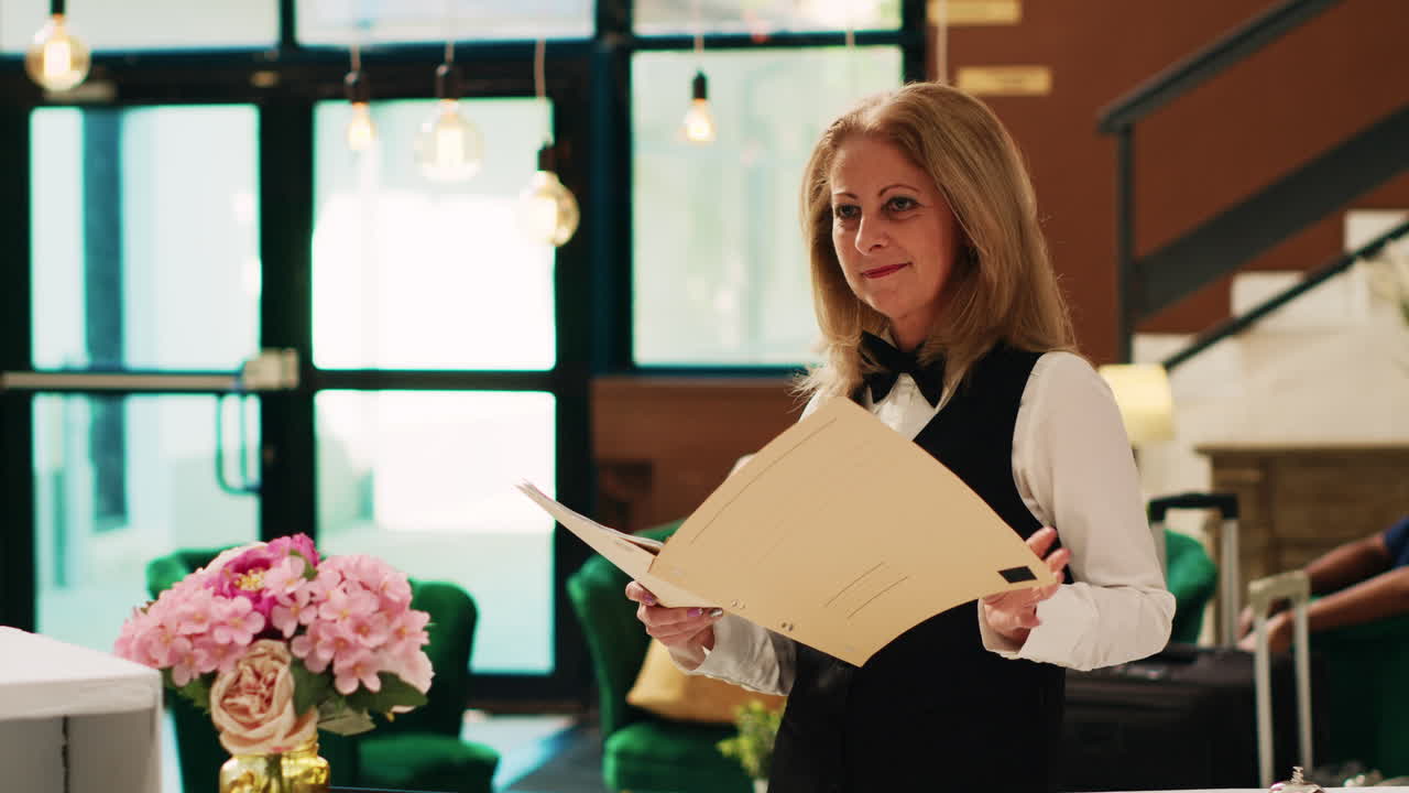 recepcionista mirando las reservas