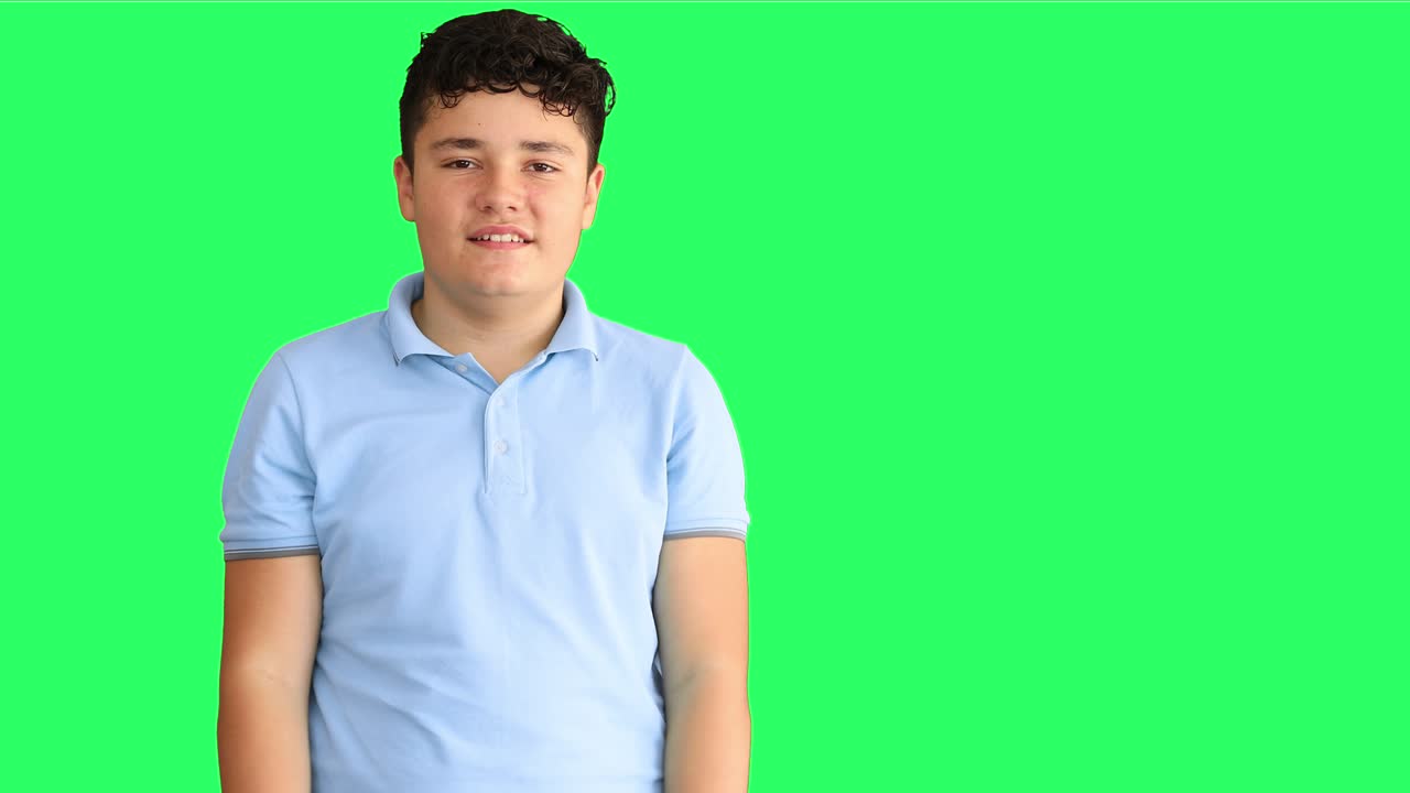 un adolescente sordo muestra el lenguaje de señas 2