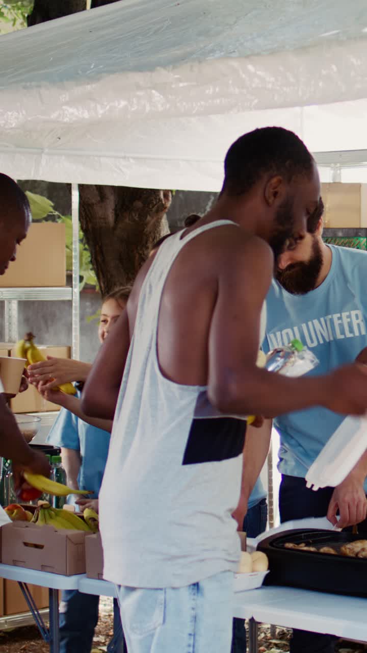Vertical video Distribution of Meals to Homeless People