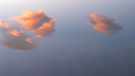 reflejo de nubes de colores sobre la superficie del lago