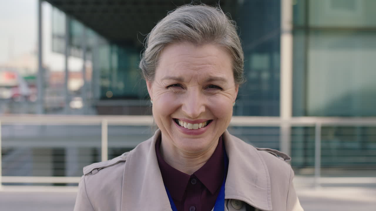 retrato de una mujer de negocios de alto nivel riendo alegremente disfrutando de una carrera corporativa en la ciudad