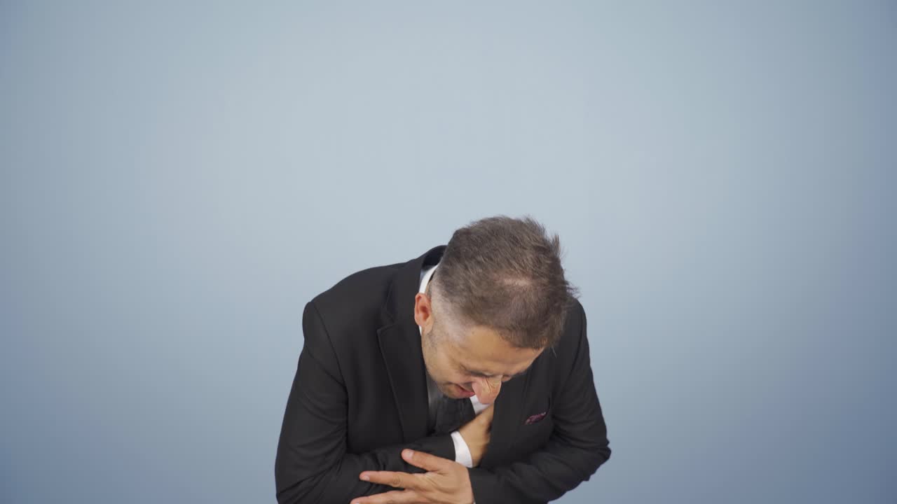 un hombre de negocios que tiene un ataque al corazón.