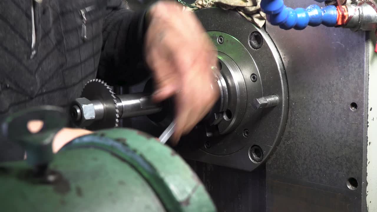 trabajador de reparación de máquinas industriales