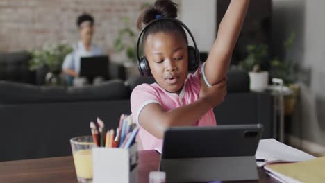 Afroamerikanisches-Mädchen-Nutzt-Tablet-Für-Online-Unterricht,-Zeitlupe