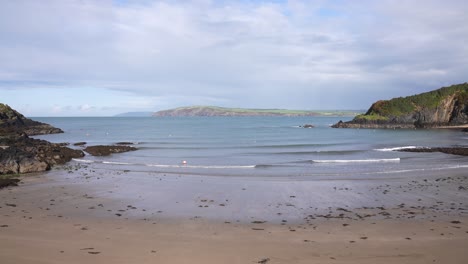 Playa-Y-Bahía-En-La-Isla-Dinas,-Gales,-Gran-Bretaña-En-Un-Día-Soleado,-Cámara-Lenta