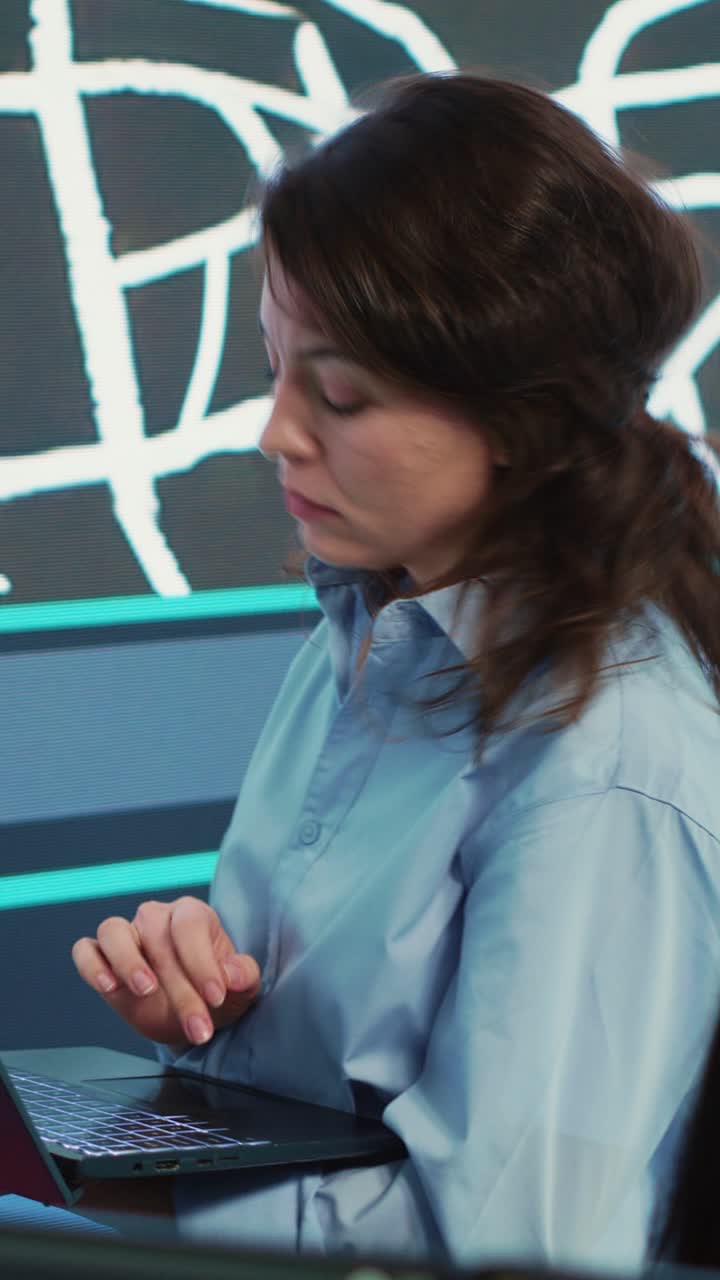 Donna professionista che lavora al portatile in un ufficio moderno