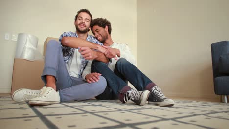 Feliz-Pareja-Homosexual-Con-Llave-De-Casa-Nueva