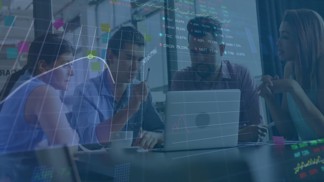 animación del procesamiento de datos del mercado de valores sobre diversos colegas discutiendo sobre una computadora portátil en la oficina