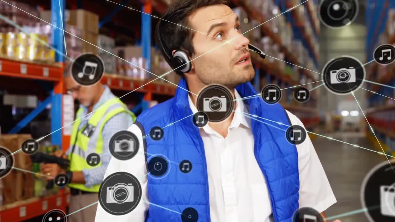 Animazione di una rete di icone digitali su un supervisore caucasico che utilizza un tablet digitale in un magazzino