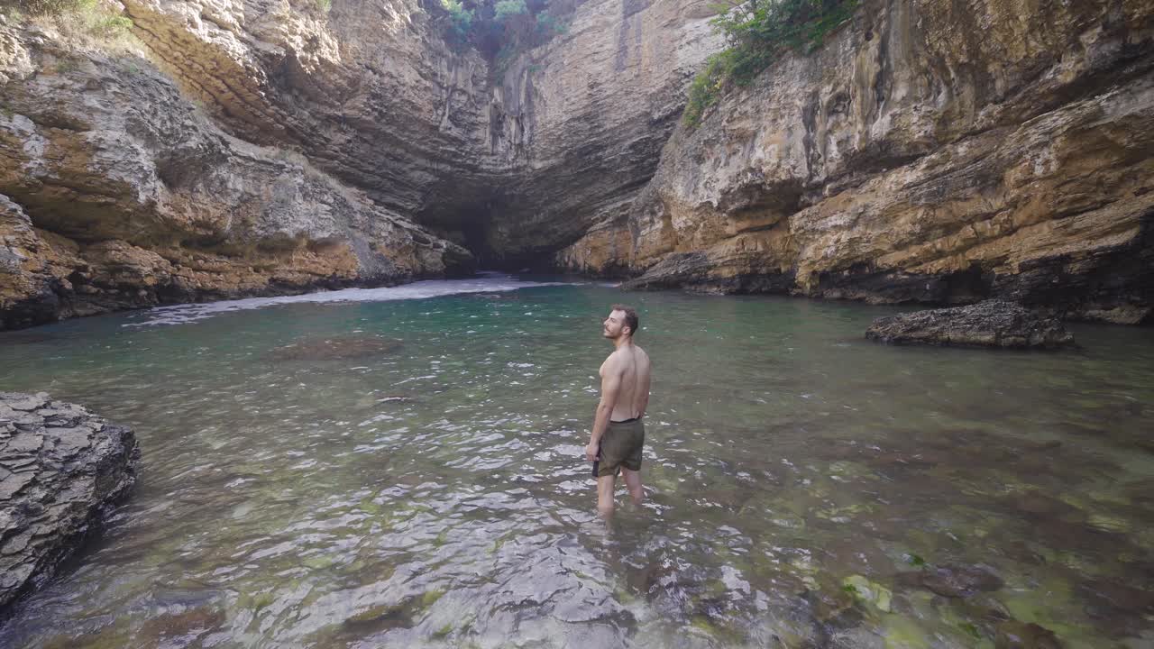 여름에는 수영을 합니다.