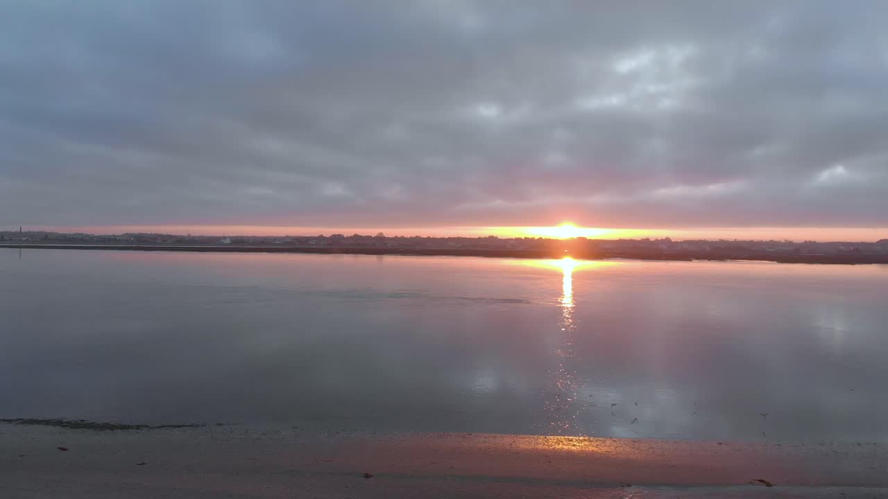 자연 보호 구역과 그 강에 있는 작은 마을의 일출 동안 공중 전망