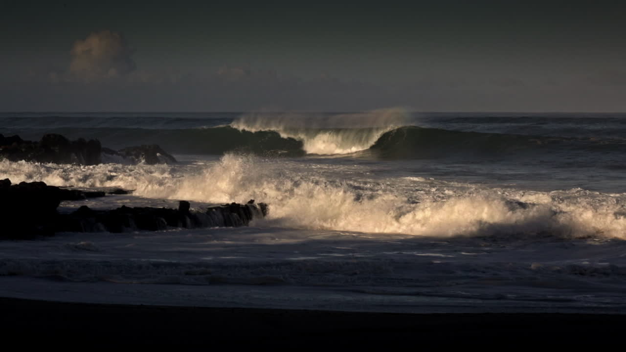 큰 폭풍 후 파도가 해변으로 밀려든다 1