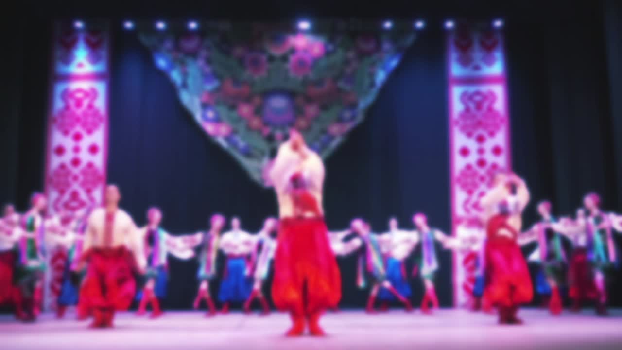 Bailes nacionales ucranianos. Fuera de foco. Cámara lenta