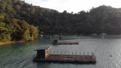 una toma de drones de barcos de pescadores en el lago sun moon, taiwán