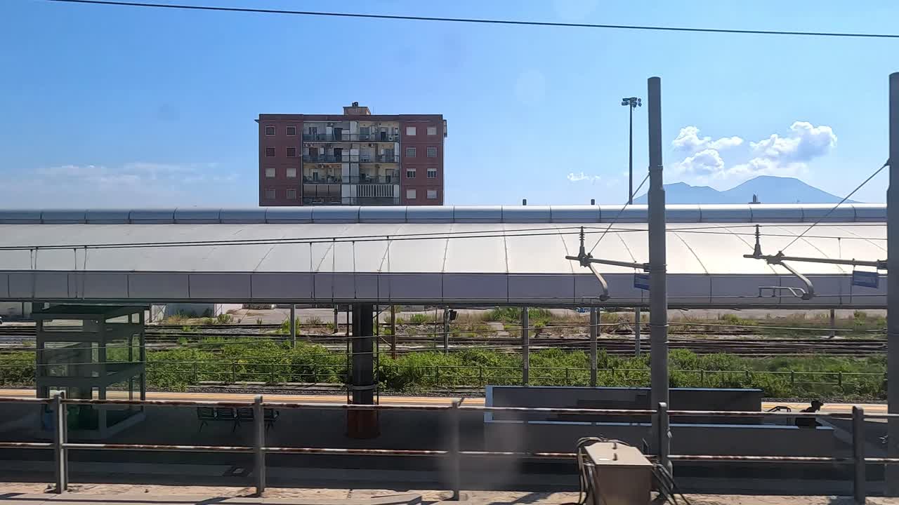 이탈리아 토리노 철도역을 통과하는 열차 여행