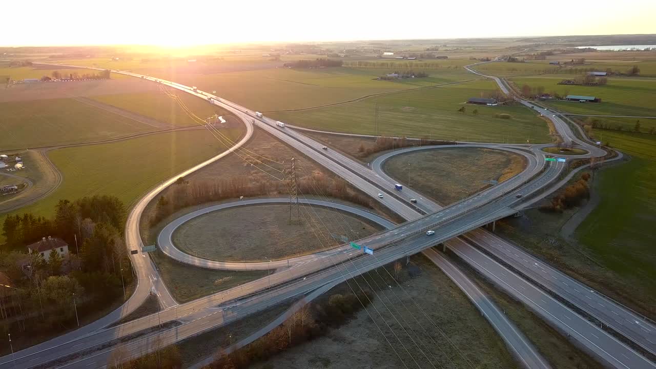 이동하는 교통 차량과 함께 고속도로 교차로의 공중 시각.