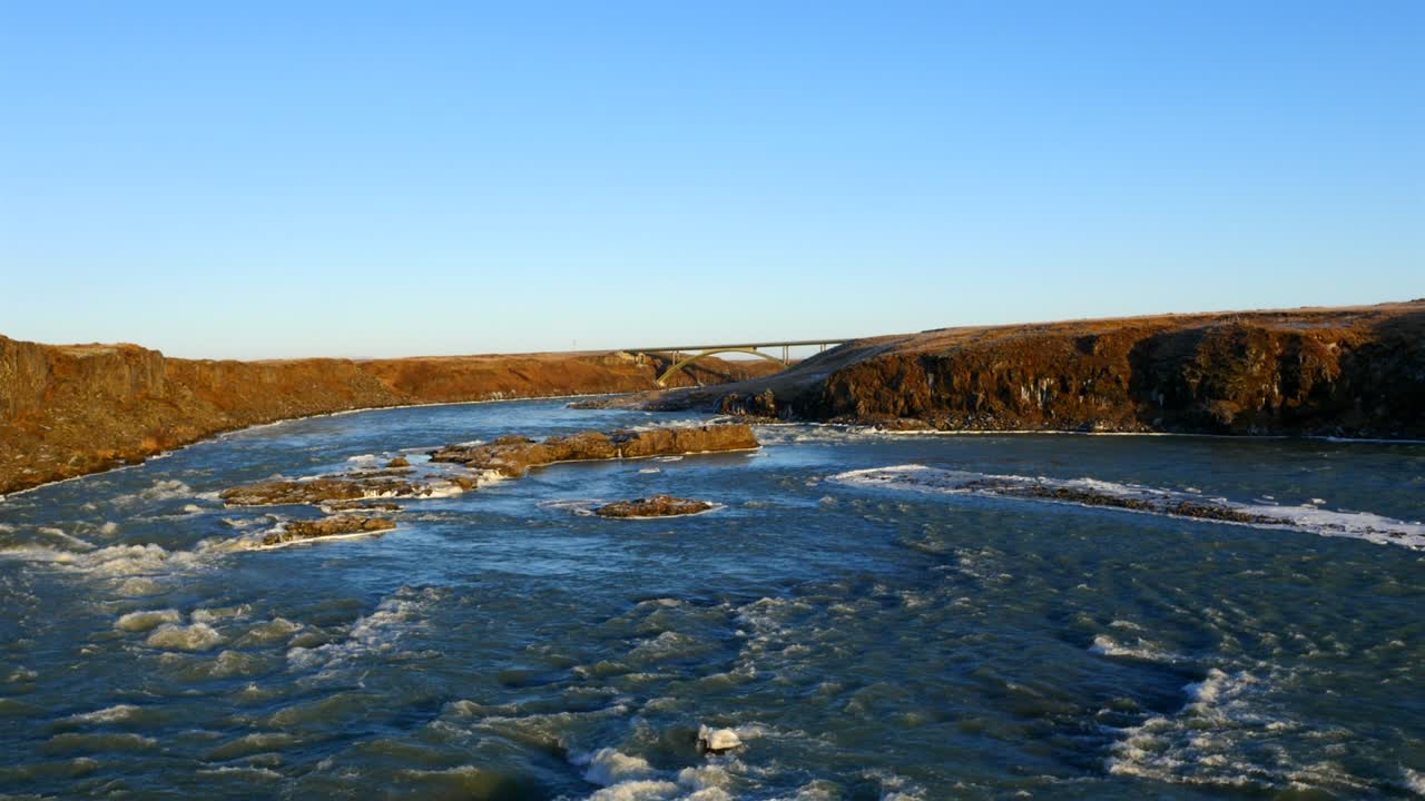 아이슬란드에 있는 얼어붙은 우리다포스 폭포와 야생 강의 공중 사진