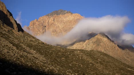 Lapso-De-Tiempo-De-Impresionantes-Formaciones-De-Nubes-Al-Amanecer