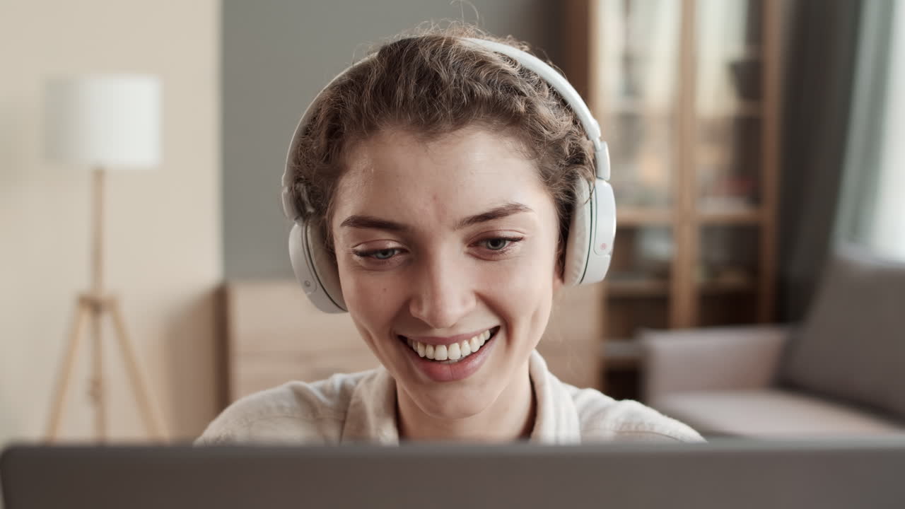 mujer con auriculares moviéndose a la música