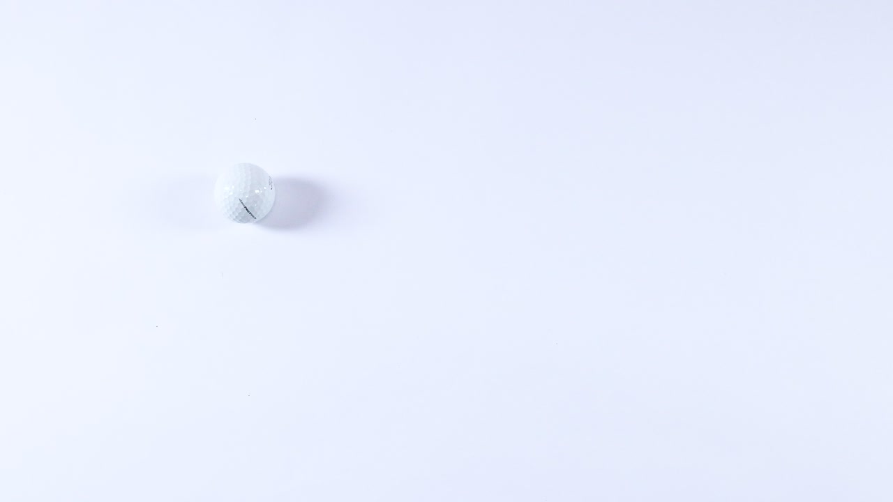 una pelota de golf rebota en una superficie plana