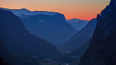 Tiro-De-Lapso-De-Tiempo-De-La-Oscuridad-Cayendo-Sobre-El-Valle-Rodeado-De-Altas-Montañas-Durante-La-Noche