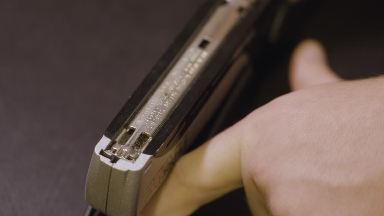 colocación de una unidad de grapas en una grapadora