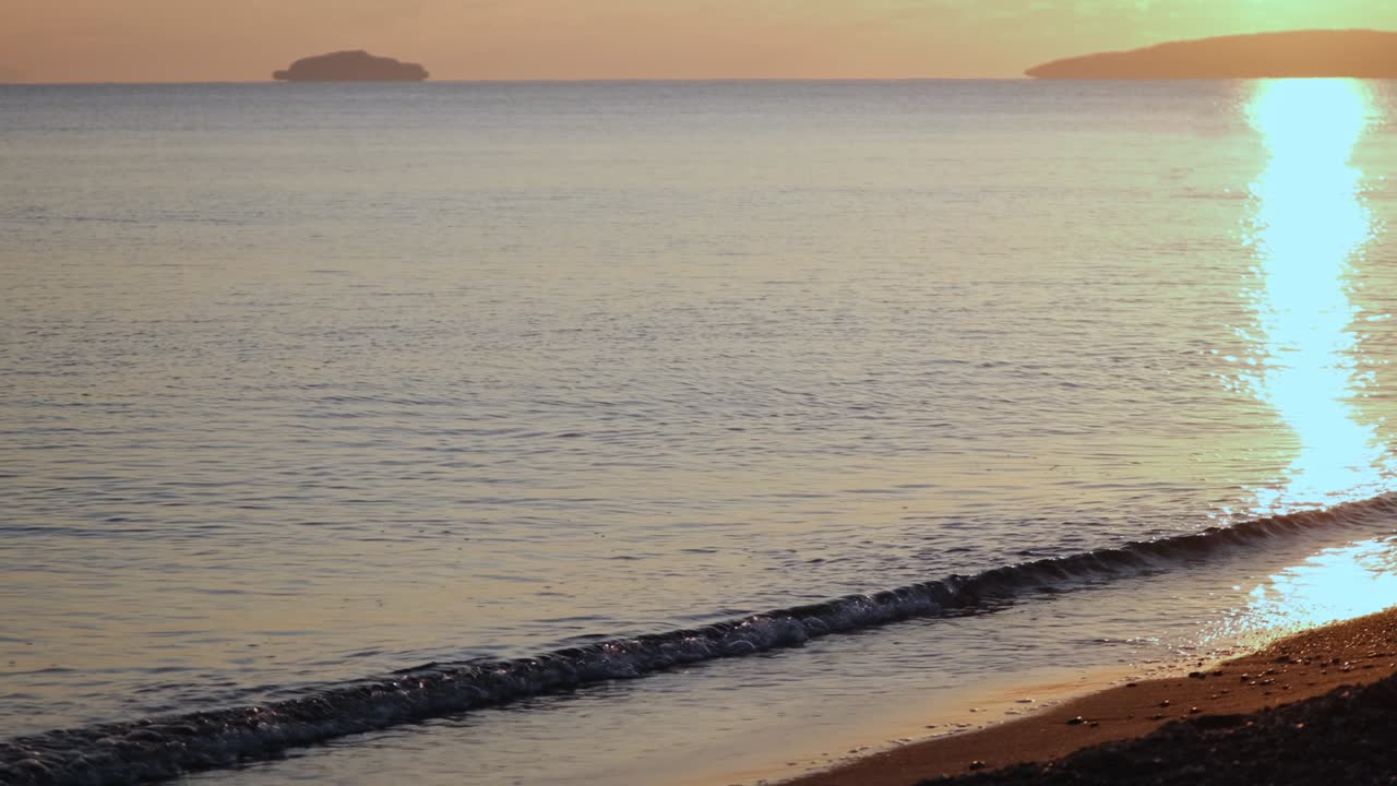 바다 위의 은 해가 지는 영상 (4k) 빛이 지평선에 니다. 은 하늘, 노란 태양, 놀라운 바다. 여름 해가 지면 해경. 바드럼 해변 해가 지고. 는 구름 속의 태양. 환상적인 자연 해가 지음