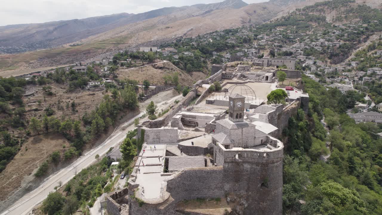 volar sobre la fortaleza de gjirokaster con hermosas vistas de la ciudad otomana, gjirokaster albania