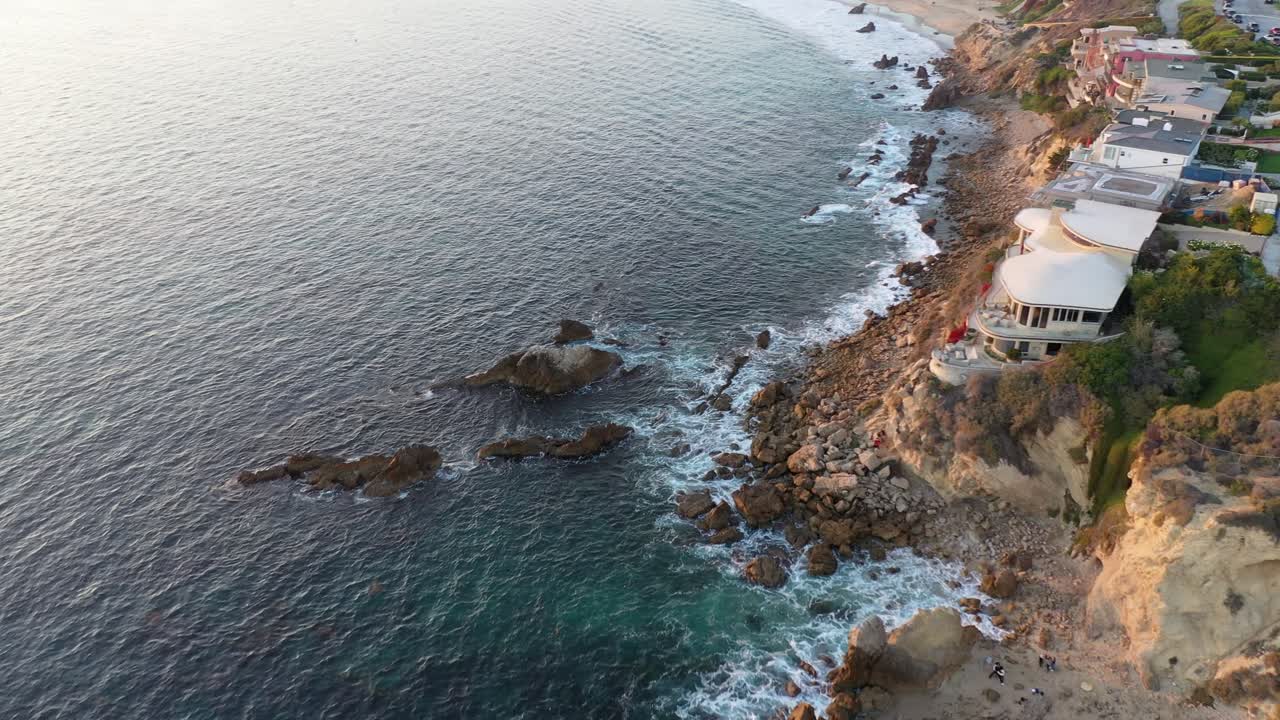volando sobre casas frente a la playa de un millón de dólares y las hermosas piscinas de marea de laguna beach california al atardecer en una impresionante resolución de 4k
