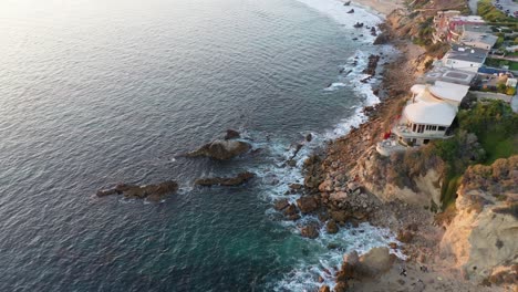 Volando-Sobre-Casas-Frente-A-La-Playa-De-Un-Millón-De-Dólares-Y-Las-Hermosas-Piscinas-De-Marea-De-Laguna-Beach-California-Al-Atardecer-En-Una-Impresionante-Resolución-De-4k