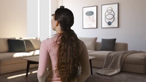 Mujer-Mirando-Alrededor-Del-Elegante-Interior-De-Una-Habitación-Moderna-En-Una-Casa-O-Apartamento