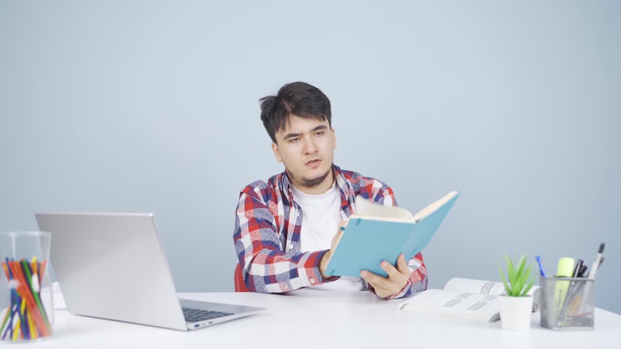 노트북을 들고 있는 남자는 생각하고 메모를 합니다.