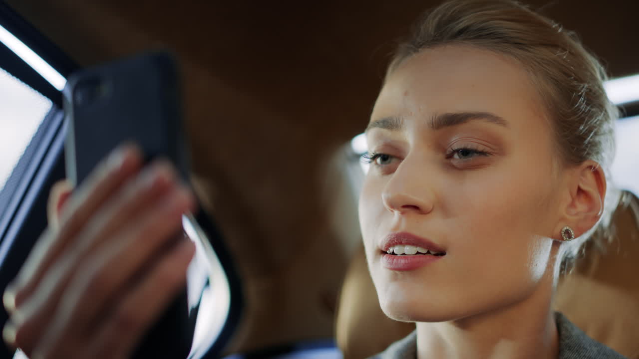 Ritratto di una bella donna d'affari che parla tramite chat video online con lo smartphone