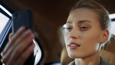 retrato de una hermosa mujer de negocios hablando por video chat en línea con un teléfono inteligente