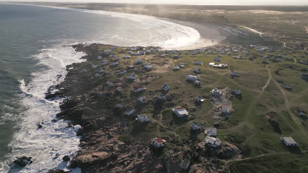 Drone che vola sopra Cabo Polonio, Uruguay, destinazione di viaggio remota, villaggio autosufficiente sulla costa dell'Oceano Atlantico.