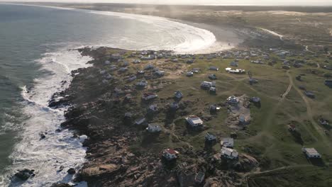 Drohnenflug-über-Cabo-Polonio,-Uruguay-Reiseziel,-Abgelegene,-Netzunabhängige-Dorfstadt-An-Der-Atlantikküste