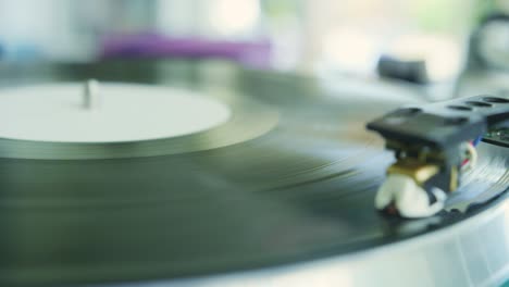 un disparo de aguja en un reproductor de discos de vinilo giratorio